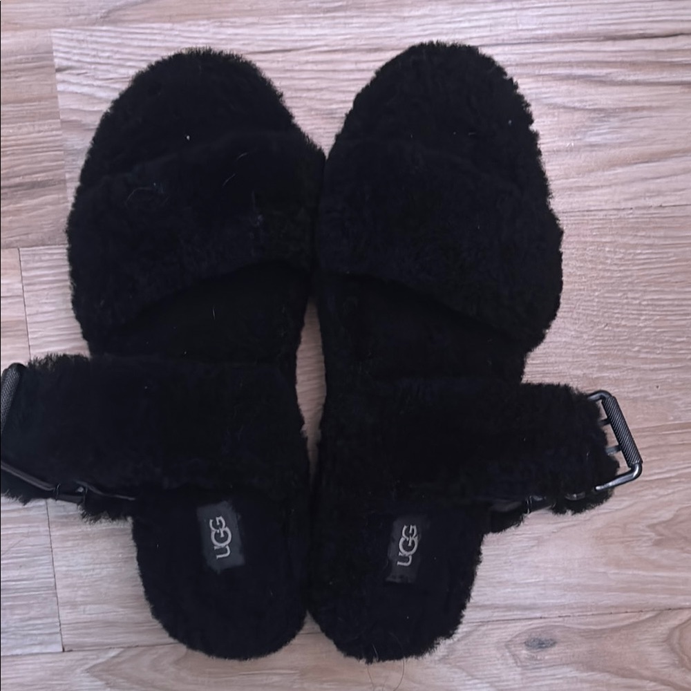 UGG Women's Black Fluffy Sandals